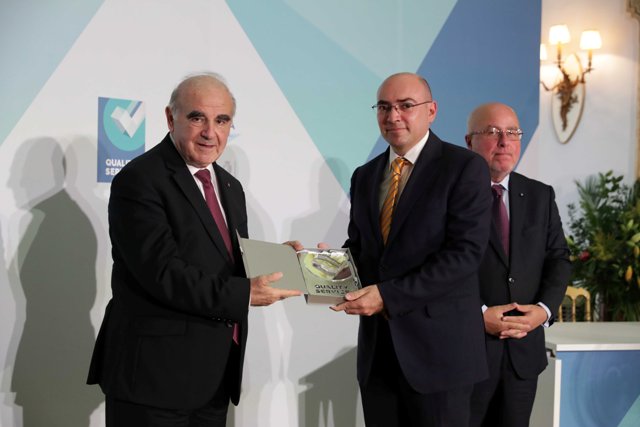 ARPA being presented the Quality Award .